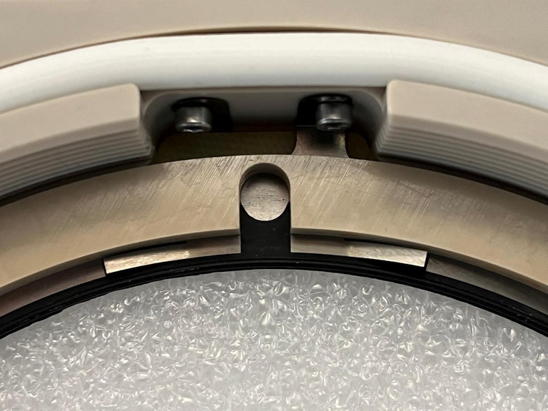 Detail: Kontaktfedern und Dichtung